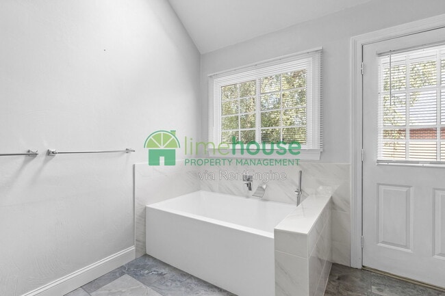 Building Photo - 948 Forest Lakes Cir