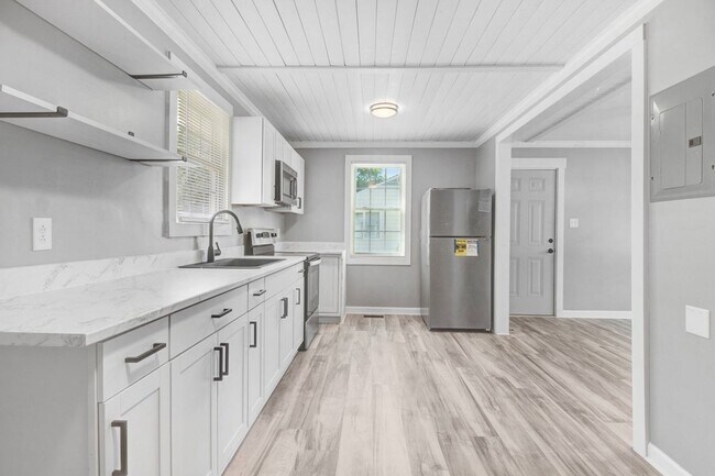 Building Photo - ADORABLE 3 BR | 1 BA HOME - 2 Car Detached...