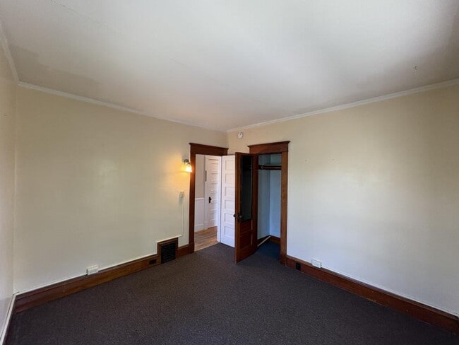 Building Photo - 48 Monroe St