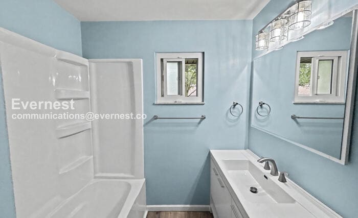 Building Photo - 2324 Woodbrook Cir N