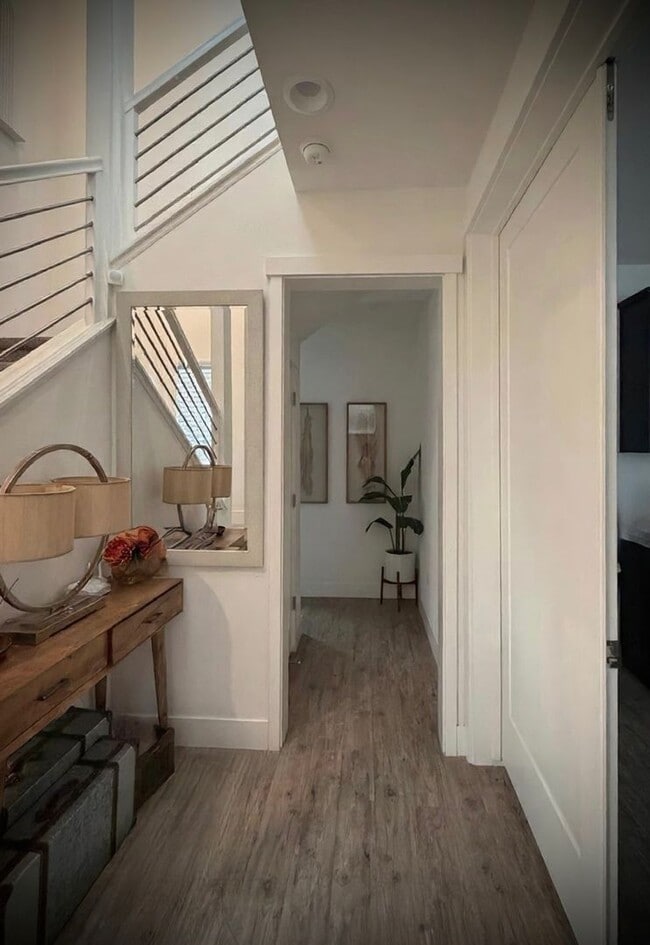 Building Photo - Luxury 4BR Home with Dual Side Yards, Putt...