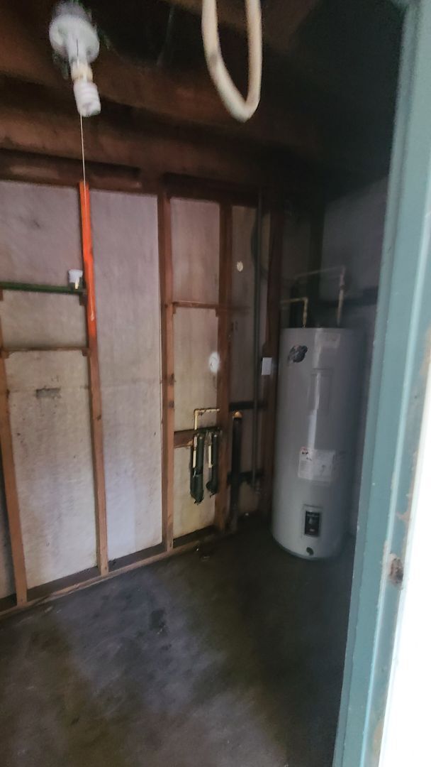 Building Photo - Fully Renovated 3/1 with huge fenced-in ba...