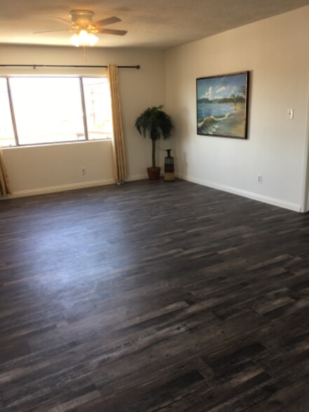 Building Photo - 161 W Ave 28