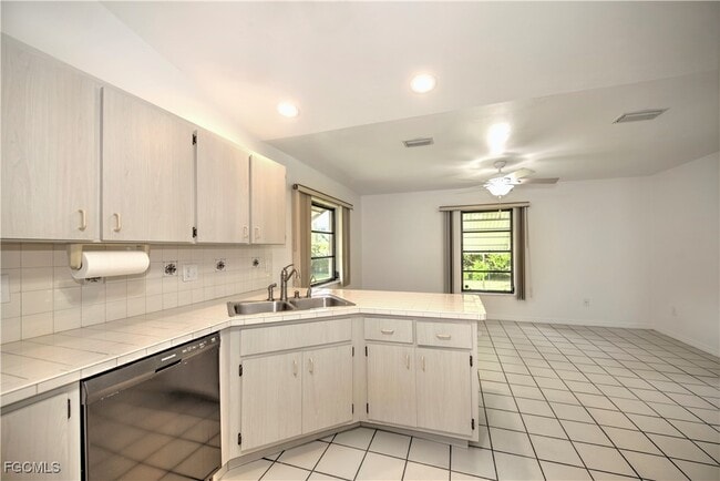 Building Photo - 1402 SW 1st Ave