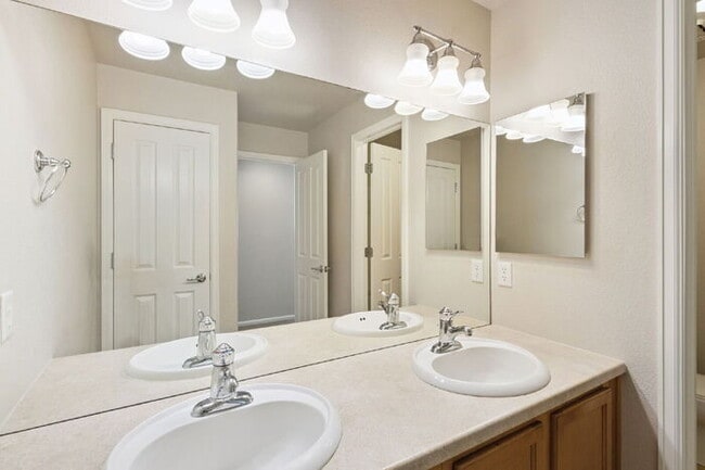 Building Photo - Granite Kitchen, Central AC, Oversized Gar...