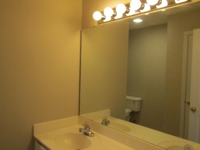 Building Photo - 2208 Seaford Dr