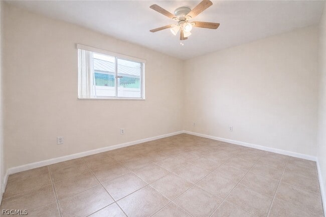 Building Photo - 633 SE 12th Ct