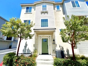 Building Photo - Beautiful 2 Bedroom, 2.5 Baths Townhome in...