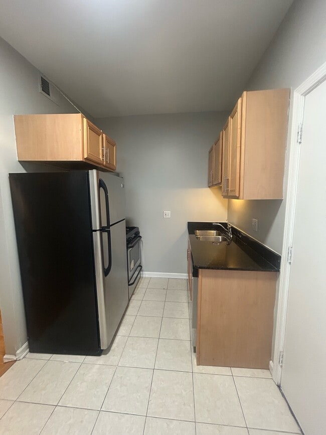 Building Photo - 5146 S King Dr