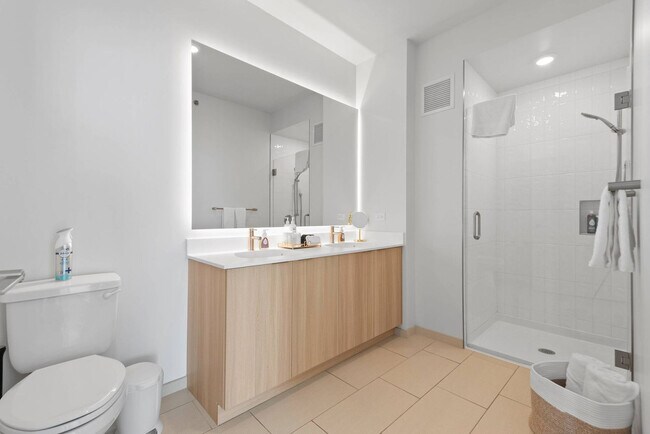 Building Photo - 901 W Blackhawk St