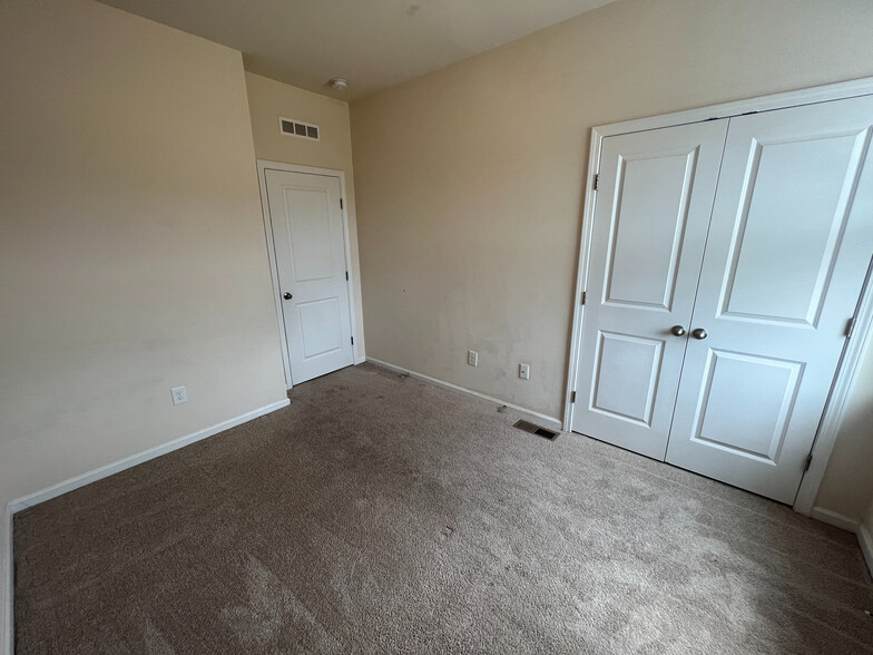 Building Photo - Room in Townhome on Chattering Lory Ln