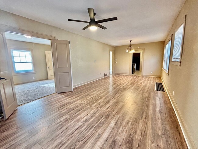 Building Photo - Spacious 2-Bedroom + Den Home with Ample Parking & Backyard!