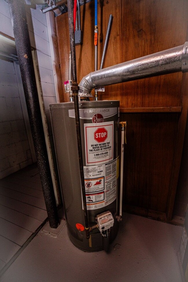 Building Photo - Very Spacious Four Bedroom Home For Rent!