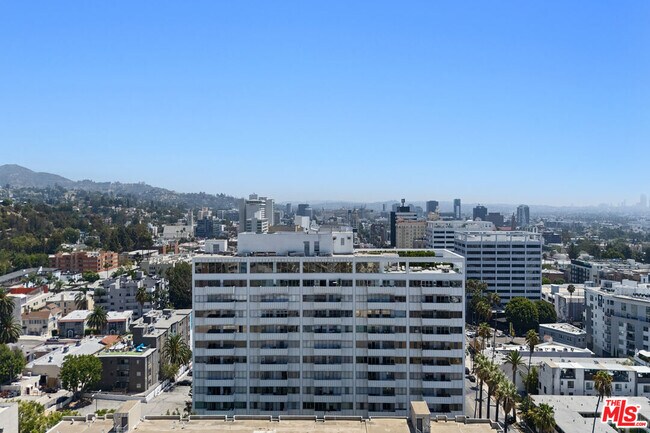 Building Photo - 7135 Hollywood Blvd