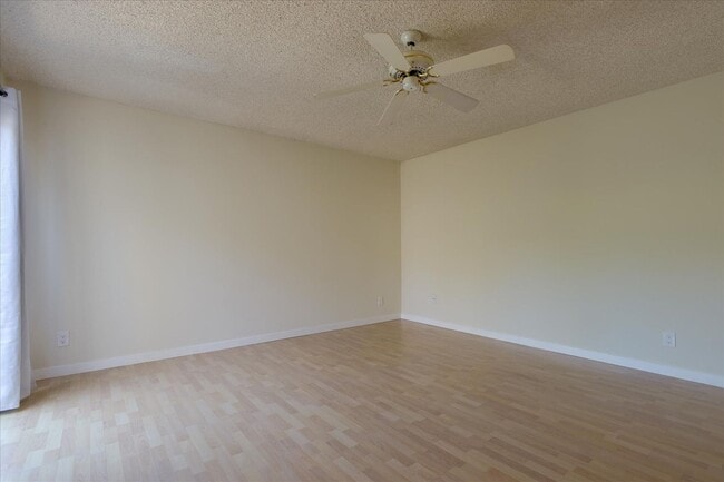 Building Photo - Great Home in Secure Complex