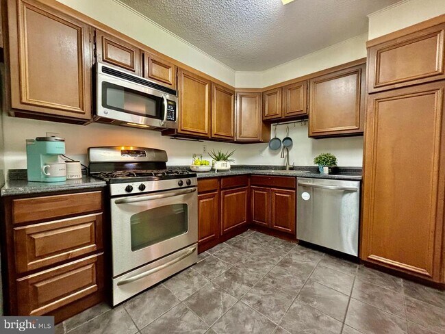 Building Photo - 1300 Army Navy Dr