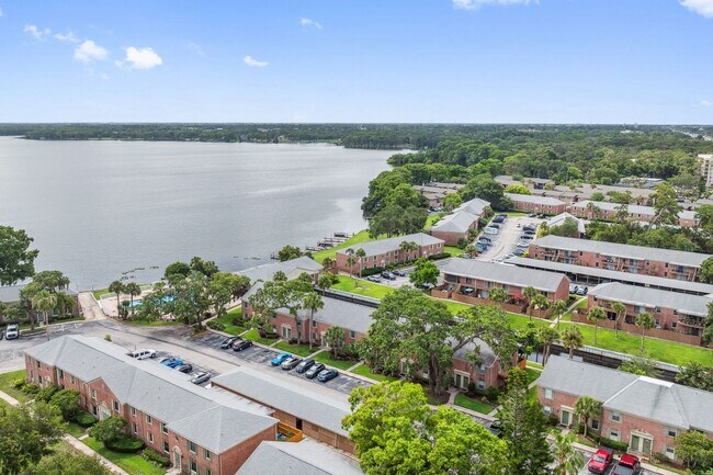 Building Photo - "Spacious 2-Bed Condo with Modern Upgrades in Prime Casselberry Location"