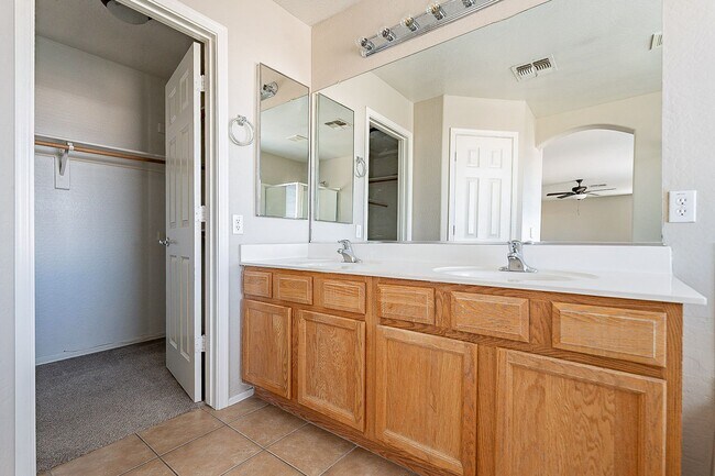 Building Photo - large 3 bedroom home for rent
