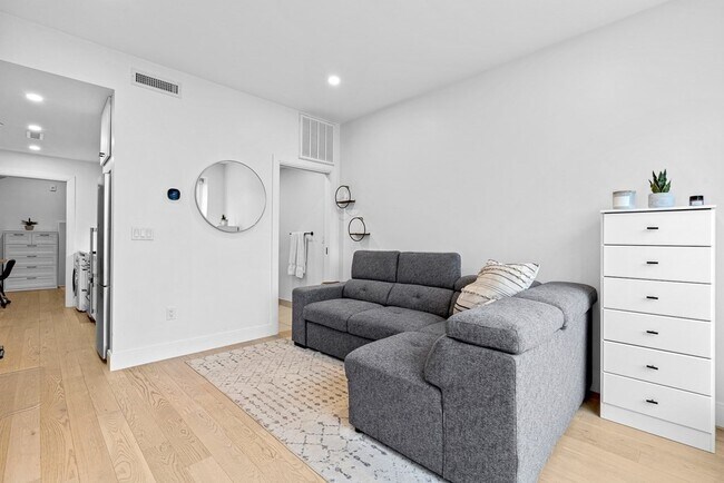 Building Photo - 71 Border St