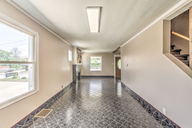 Building Photo - 2305 S Big Bend Blvd
