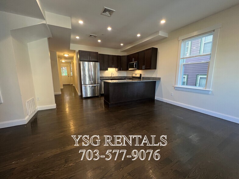 Building Photo - 194 Hillside St