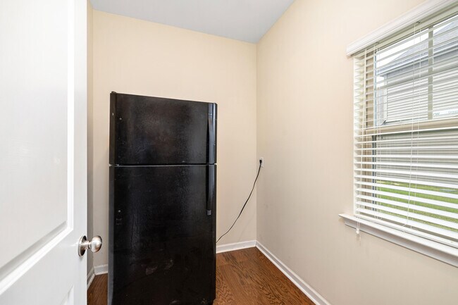 Building Photo - 865 Cormier Dr