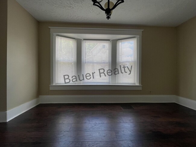 Building Photo - Three Beds, One and a Half Baths