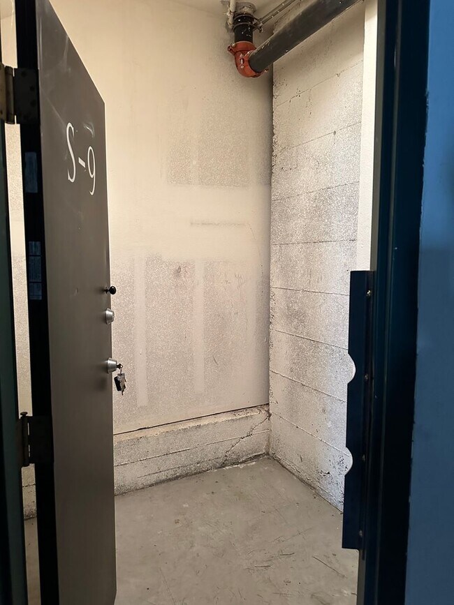 Building Photo - SPACIOUS 1-Bedroom 1.5 bath Live/Work loft...