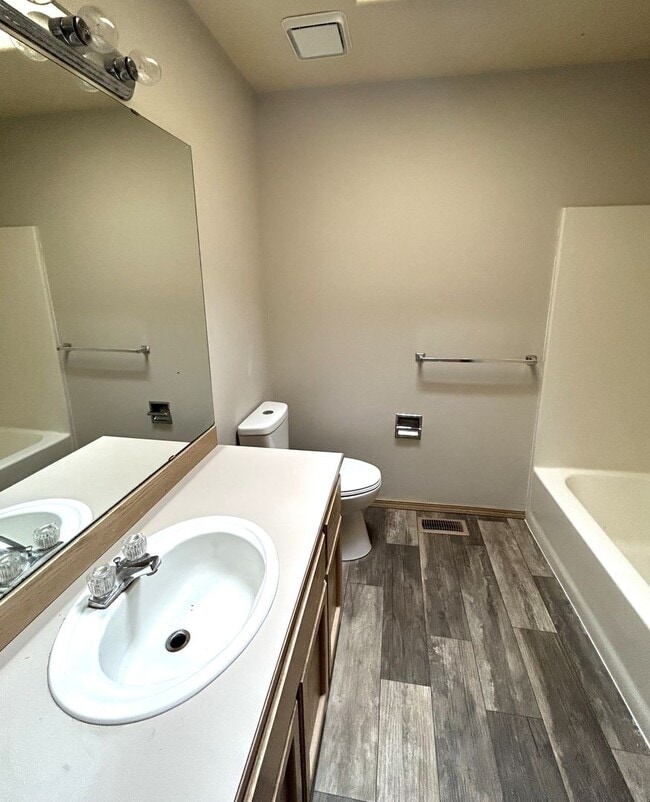 Building Photo - Large 4 bedroom 2.5 bath home in Glen Eagle