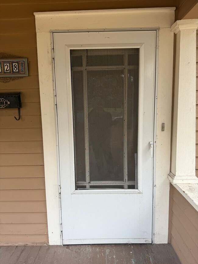 Building Photo - 3 bed/1 bath house