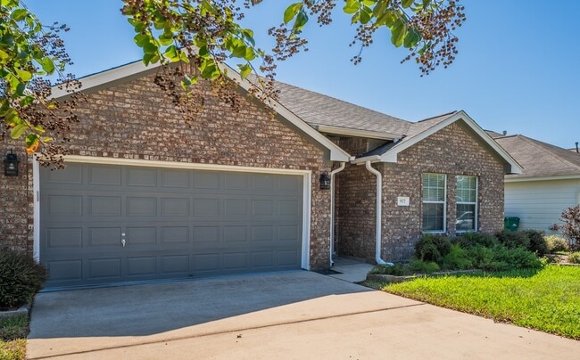 Primary Photo - 977 Oak Lynn Dr