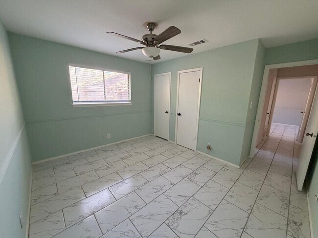 Building Photo - 9405 Newberry Dr