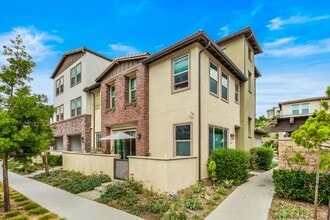Building Photo - Highly upgraded 3 Bed 3 Bath Townhome with Resort Style Amenities