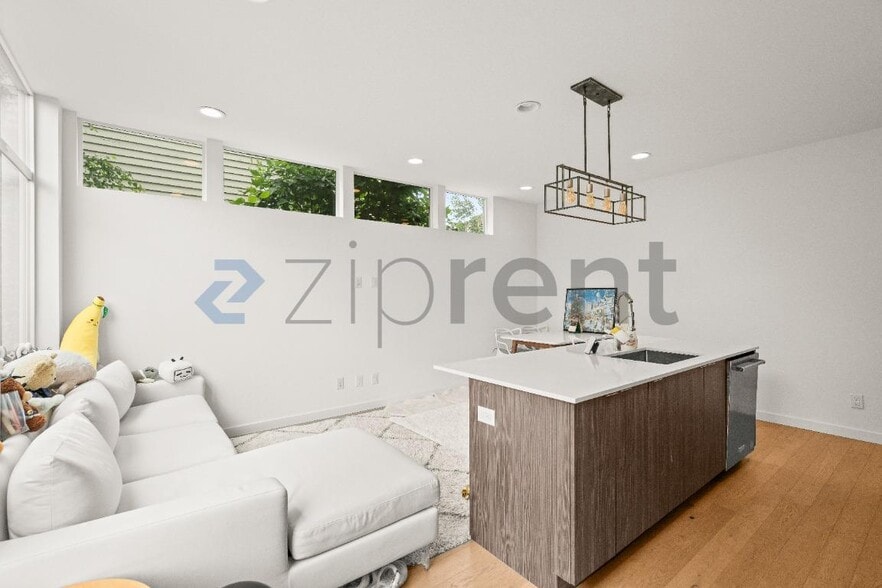 Building Photo - Unit B