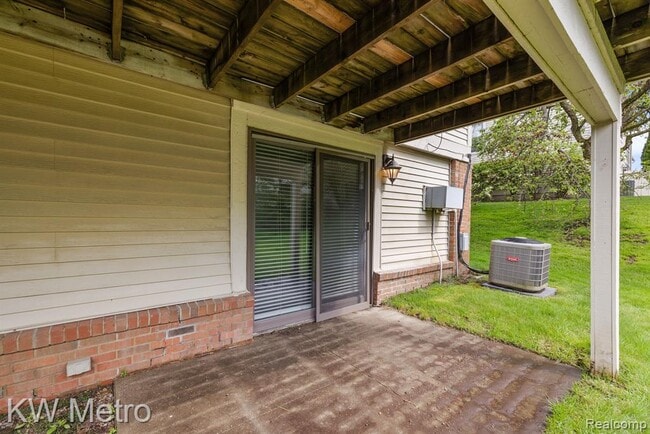 Building Photo - 5652 Drake Hollow Dr E