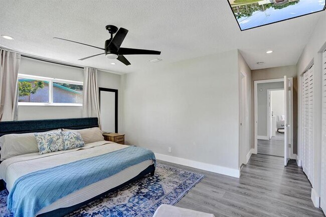 Building Photo - 6411 SW 6th St