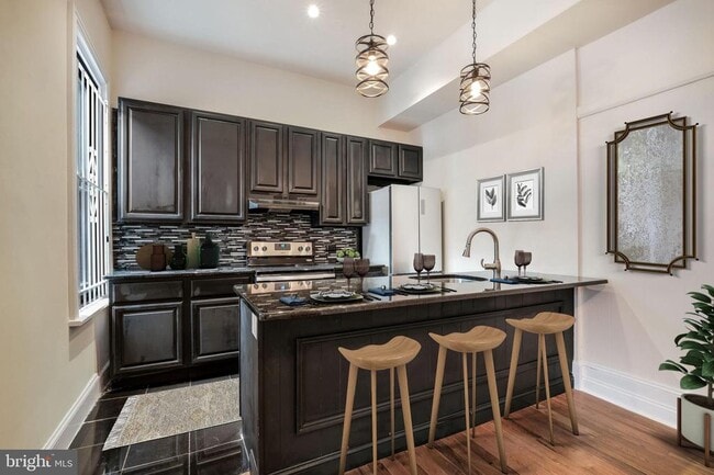 Building Photo - 704 S Washington Square