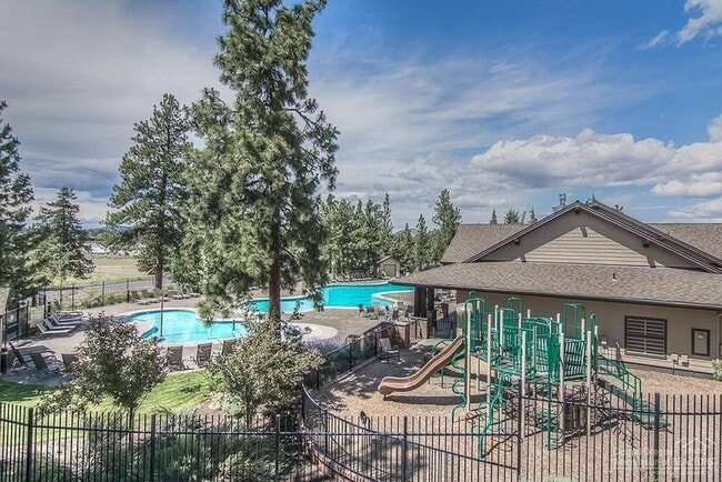 Building Photo - Beautiful 3 Bed/2.5 Bath Pahlisch Home in ...