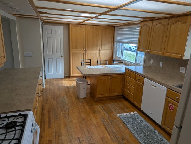 Building Photo - 441 Maple Dr