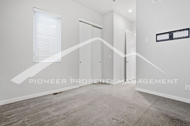 Building Photo - Gorgeous Townhome with Central AC and Rooftop Deck