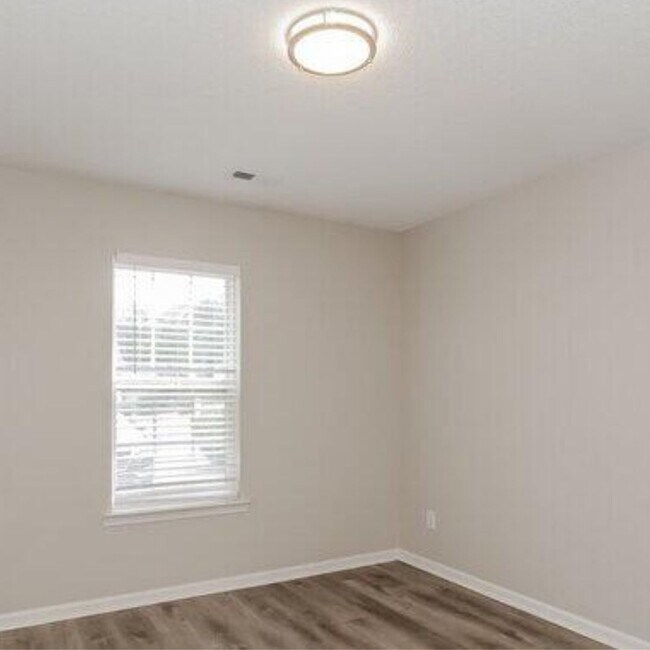 Building Photo - 6127 Country Walk Dr