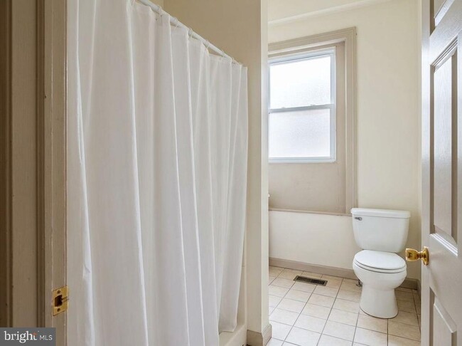 Building Photo - 1621 W Diamond St