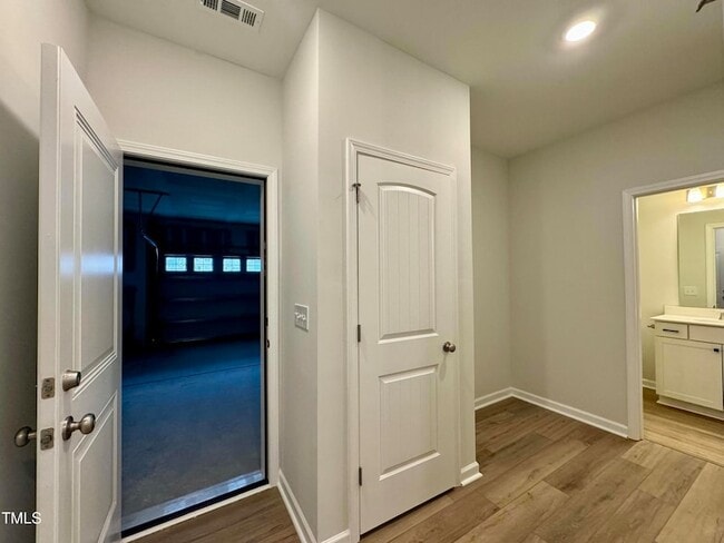 Building Photo - 209 Hickory Plns Rd