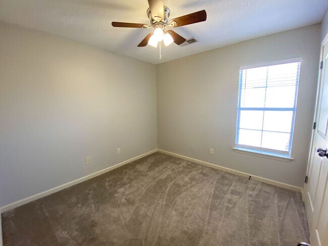Building Photo - 3 bed, 2 bath with granite counters, ss ap...