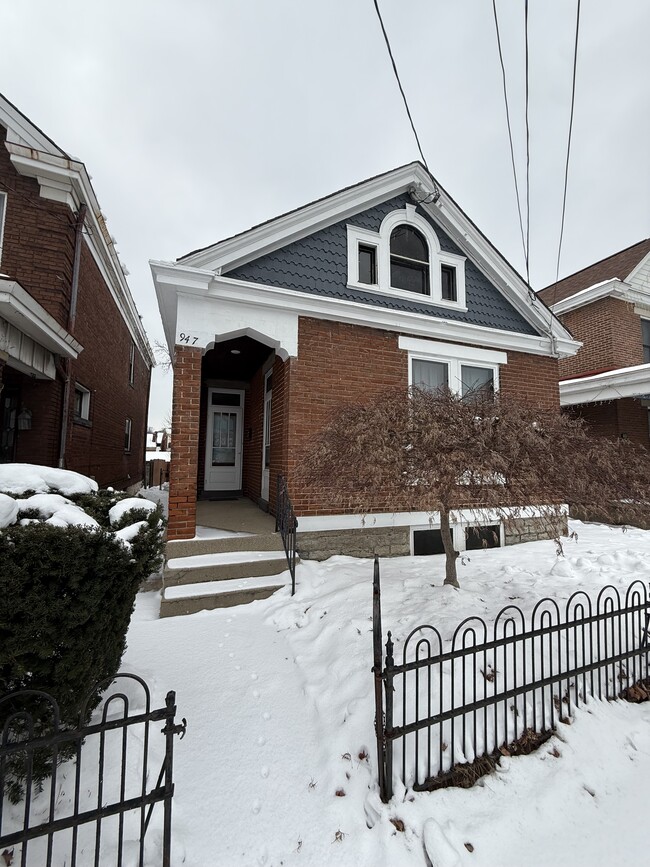 Building Photo - 947 York St