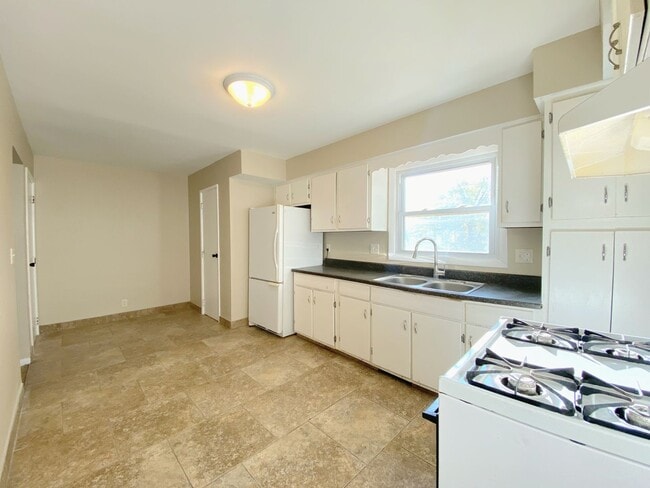 Building Photo - 2237 Wentworth Ave