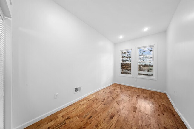 Building Photo - 1111 53rd St