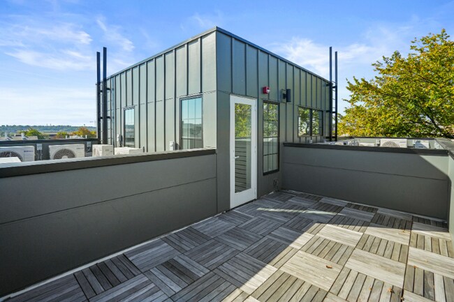 Building Photo - 716 L St SE