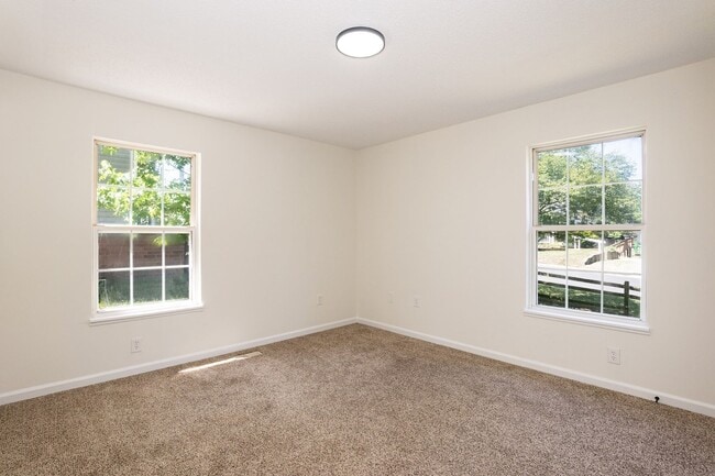 Building Photo - Three Bedroom Home Move in ready!