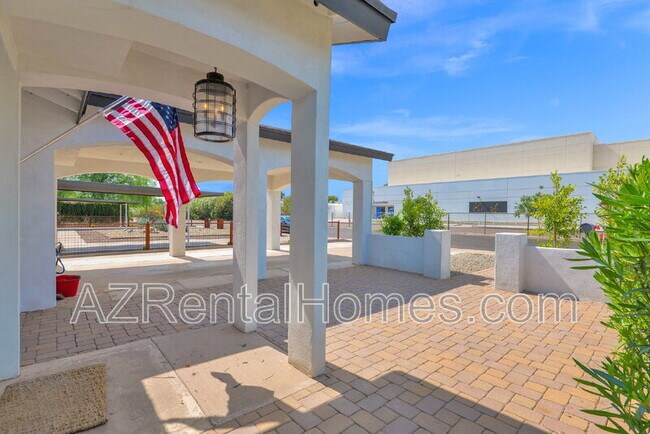 Building Photo - 5513 E Earll Dr